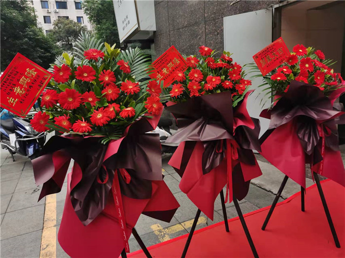 四川中青旅綿陽(yáng)分社、綿陽(yáng)市中旅假日旅行社、綿陽(yáng)自來(lái)文化傳播有限公司24H自助售貨服務(wù)盛大開(kāi)業(yè)