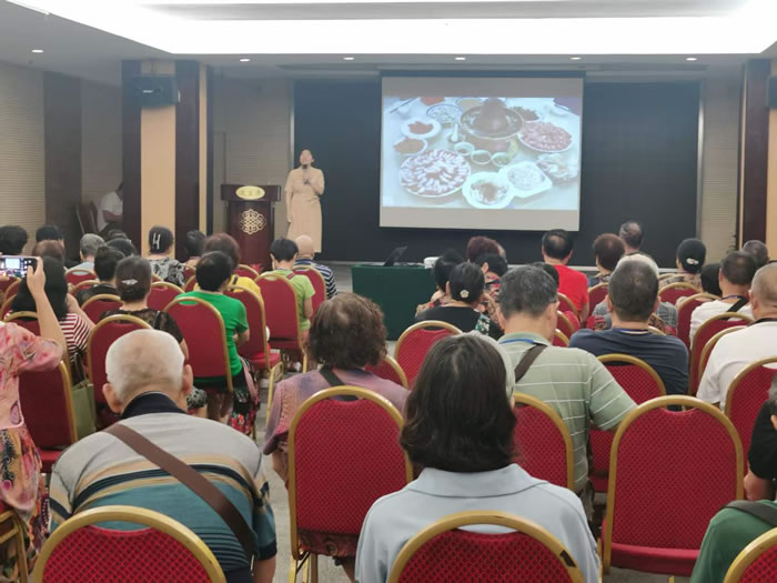 綿陽(yáng)中旅行假日旅行社舉行胡楊林、南疆專(zhuān)列推薦會(huì )